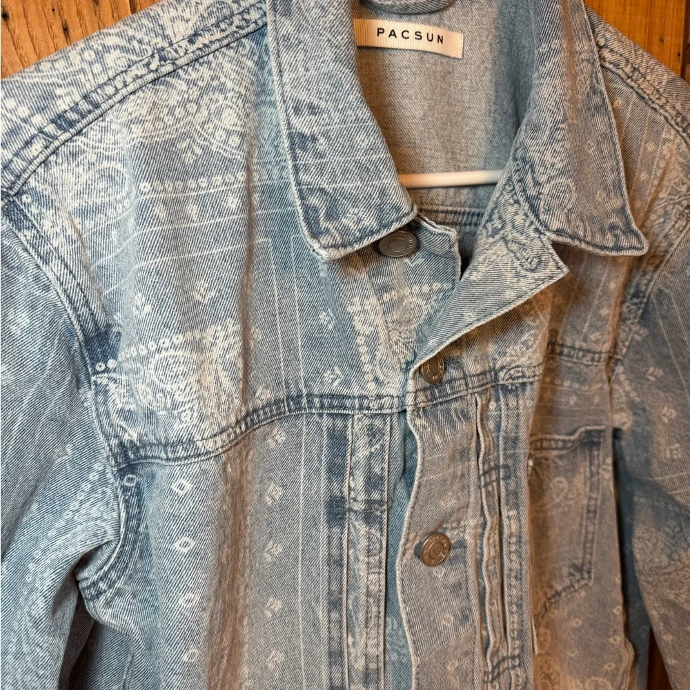 PacSun Men’s Light Wash Paisley Print Denim Jacket Size L - Picture 4 of 16